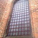 Łobez kościół NSPJ, gotyckie okno z witrażem