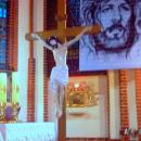 Jezus na krzyżu przy ołtarzu głównym